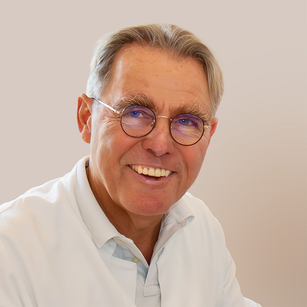 Prof. Dr. med Christian Thaler lächelt - Ihr Online-Doktor für Kinderwunsch, Hormone & Fehlgeburtsprävention